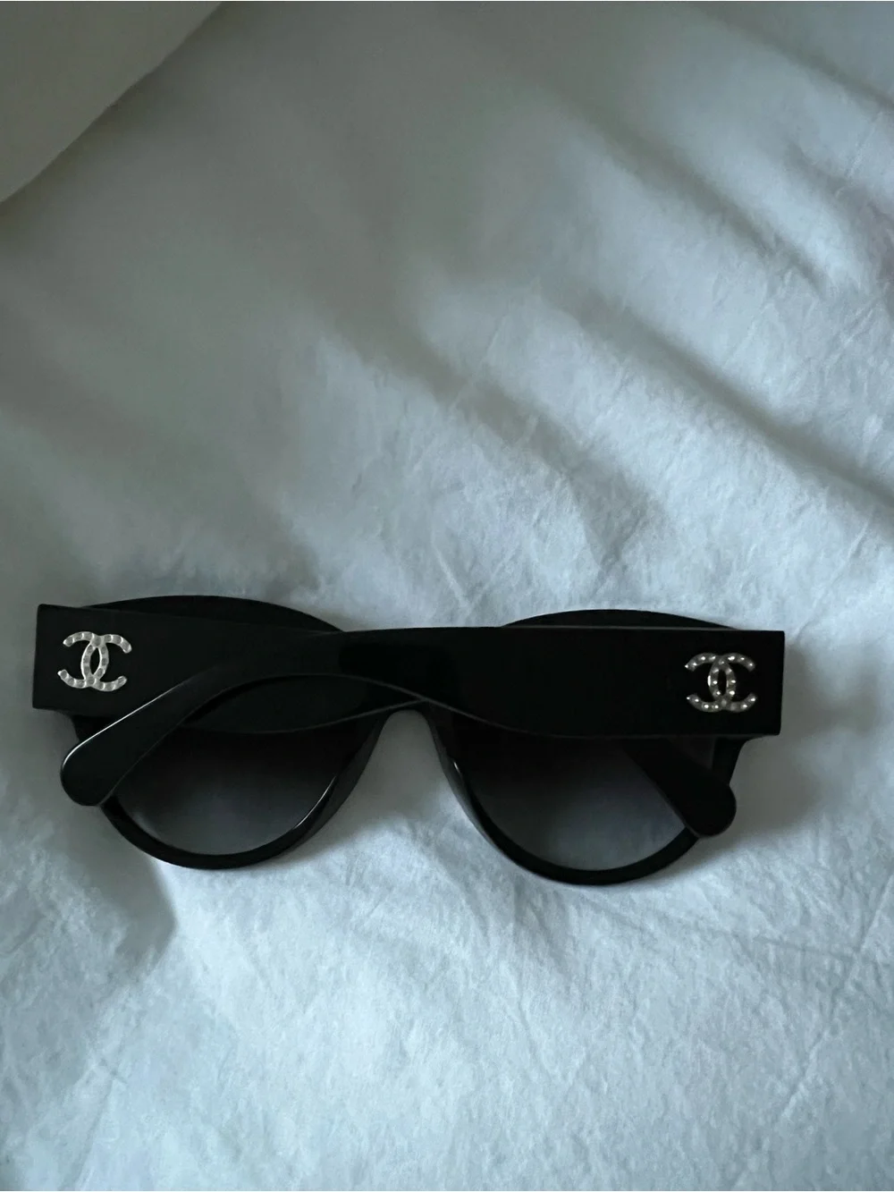 CHANEL Black Cat-Eye Sunglasses with Gradient Lenses